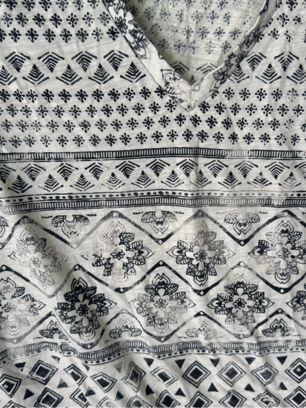 Mossimo Supply Co. Black and White Patterned V-Neck Tee - Picture 3 of 3